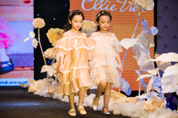 V&acirc;n Hugo xuất hiện tr&ecirc;n s&acirc;n khấu Ha Noi Junior&rsquo;s Fashion Week 2017