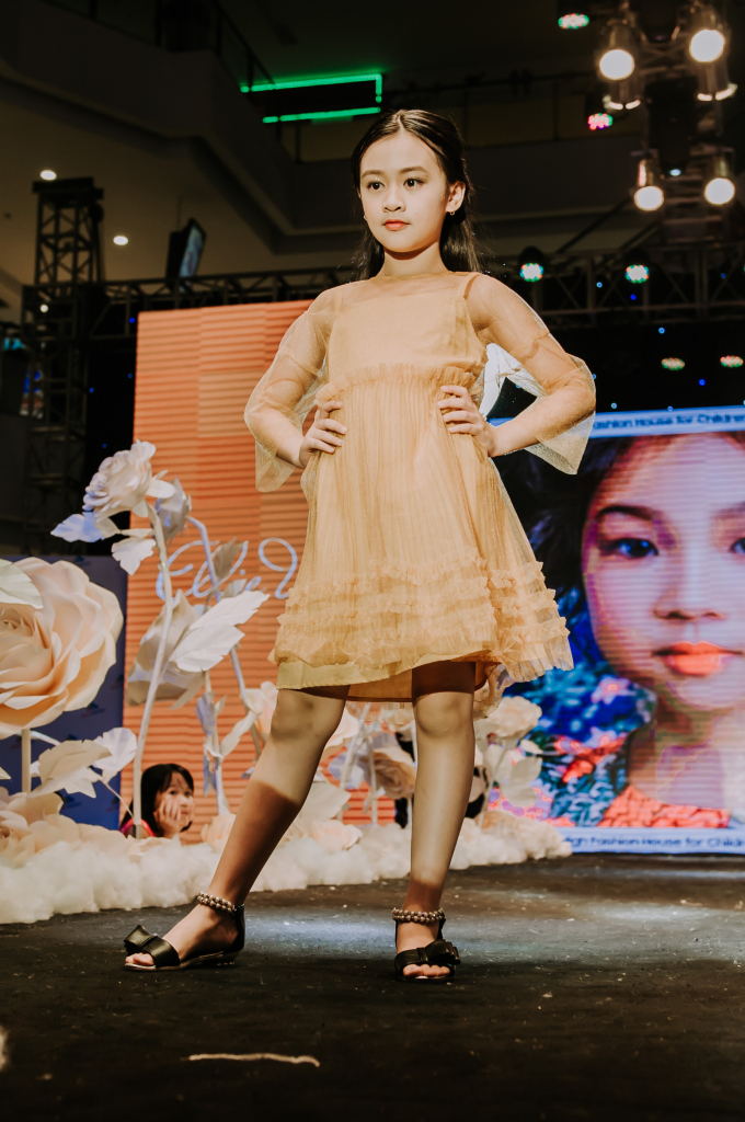 V&acirc;n Hugo xuất hiện tr&ecirc;n s&acirc;n khấu Ha Noi Junior&rsquo;s Fashion Week 2017