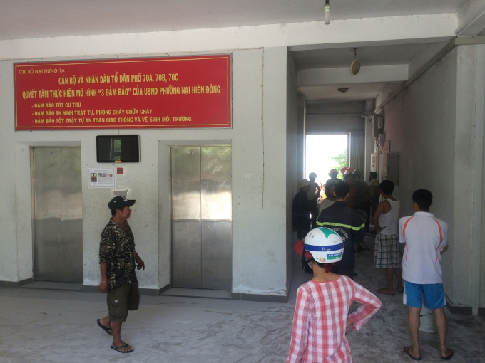 Chiếc xe m&aacute;y để ngay s&aacute;t khu vực lưới điện bất ngờ ph&aacute;t nổ v&agrave;o giữa trưa.