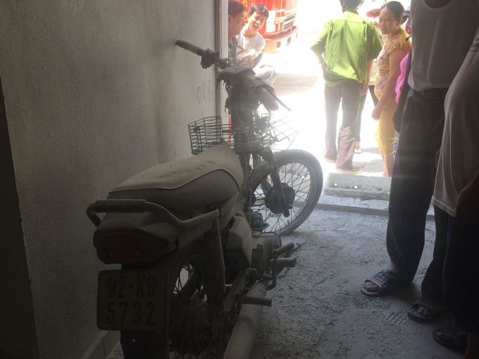 Chiếc xe m&aacute;y tự ph&aacute;t nổ l&uacute;c giữa trưa khiến người d&acirc;n quanh khu vực thoảng thốt. Một người d&acirc;n sống tầng 5 nghe thấy tiếng nổ liền đi ra v&agrave; nghe thấy m&ugrave;i ch&aacute;y kh&eacute;t nồng nặc bốc l&ecirc;n từ tầng 1.