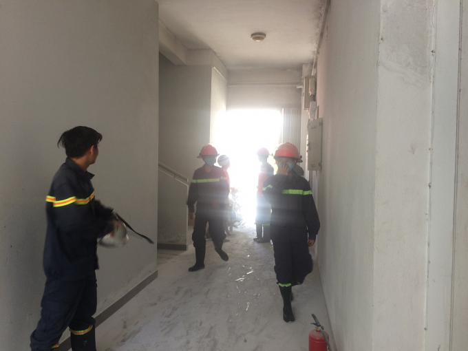 Rất may nh&agrave; trưởng ba nh&agrave; A, B v&agrave; D chung cư C2 kịp d&ugrave;ng b&igrave;nh bột chữa ch&aacute;y kịp thời, ngăn đ&aacute;m ch&aacute;y kh&ocirc;ng lan sang khu vực hệ thống điện của khu chung cư.