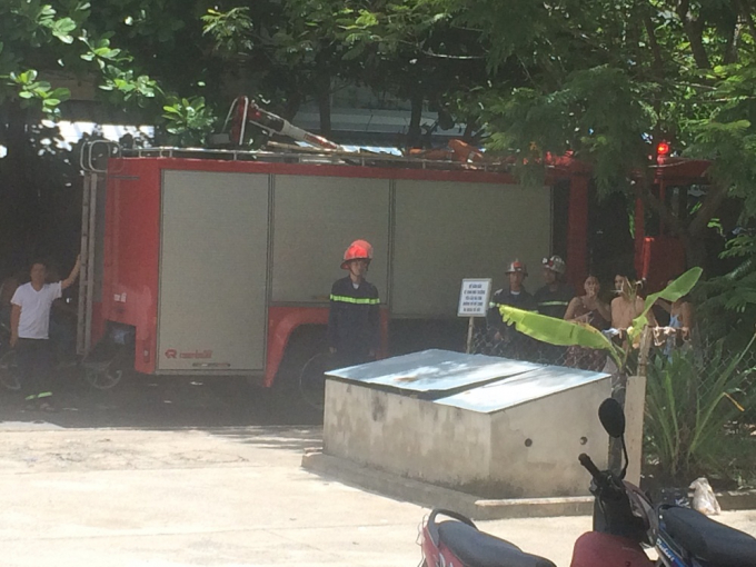 Người d&acirc;n quanh khu chung cư cũng hoảng hốt khi nghe tiếng nổ lớn ph&aacute;t ra từ ph&iacute;a sau thang m&aacute;y ở tầng 1.