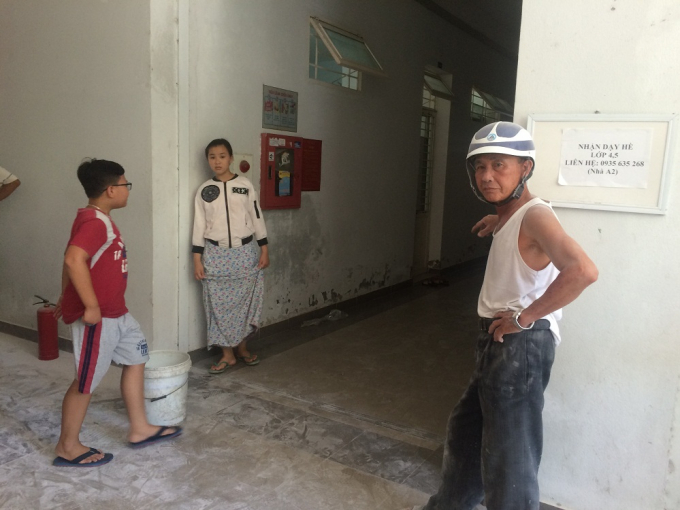 Nh&agrave; trưởng nh&agrave; B Nguyễn Văn Th&agrave;nh (phải) c&ugrave;ng 2 nh&agrave; trưởng kh&aacute;c kịp c&oacute; mặt để khống chế vụ ch&aacute;y. Đ&acirc;y cũng l&agrave; cảnh b&aacute;o cho người d&acirc;n n&ecirc;n để xe m&aacute;y ở khu vực đậu đỗ xe, thay v&igrave; bỏ ngay khu vực c&oacute; hệ thống điện.