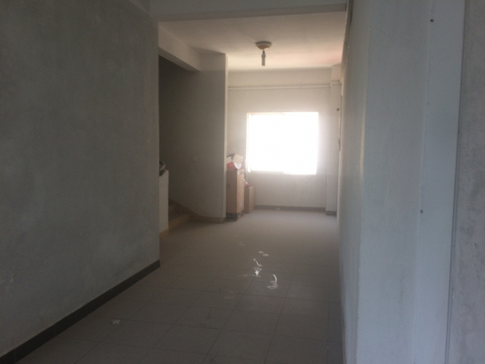 Kh&oacute;i, bụi bốc m&ugrave; l&ecirc;n c&aacute;c tầng ph&iacute;a tr&ecirc;n sau khi đ&aacute;m ch&aacute;y xe m&aacute;y được dập tắt.