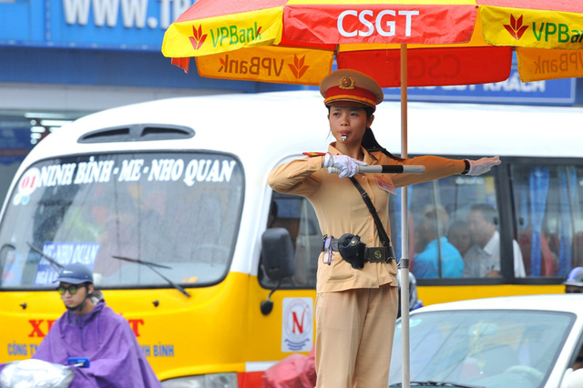 Đại &uacute;y Trương Minh Kh&ocirc;i, Trưởng ph&ograve;ng CSGT C&ocirc;ng an th&agrave;nh phố Ninh B&igrave;nh cho biết, đa số c&aacute;c nữ CSGT l&agrave;m nhiệm vụ tuổi đời c&ograve;n rất trẻ, l&uacute;c đầu nhận nhiệm vụ c&aacute;c chị em đều e ngại. Tuy nhi&ecirc;n, đến nay ai nấy đều quen với nhiệm vụ v&agrave; ho&agrave;n th&agrave;nh xuất sắc. Những nữ CSGT đ&atilde; g&oacute;p phần đảm bảo an ninh trật tự tr&ecirc;n đường phố Ninh B&igrave;nh, họ c&ograve;n g&oacute;p phần tạo th&ecirc;m sự th&acirc;n thiện giữa người d&acirc;n v&agrave; lực lượng CSGT.