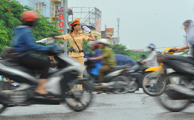 Kh&ocirc;ng chỉ l&agrave;m nhiệm vụ điều khiển giao th&ocirc;ng tại c&aacute;c ng&atilde; tư, sau khung thời gian cao điểm, c&aacute;c nữ CSGT Ninh B&igrave;nh lại trở về với c&ocirc;ng việc h&agrave;ng ng&agrave;y của m&igrave;nh l&agrave; phụ gi&uacute;p c&aacute;c đồng đội kiểm tra bi&ecirc;n bản vi phạm giao th&ocirc;ng. C&ocirc;ng việc n&agrave;o c&aacute;c nữ CSGT Ninh B&igrave;nh cũng ho&agrave;n th&agrave;nh một c&aacute;ch xuất sắc.