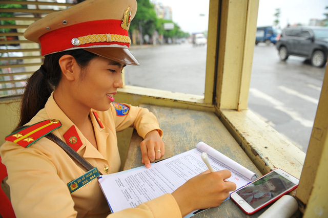 Trung &uacute;y B&ugrave;i Đỗ Thanh Huệ t&acirc;m sự, chị em trong đội lu&ocirc;n quyết t&acirc;m phấn đấu, tiếp tục học tập v&agrave; r&egrave;n luyện, x&acirc;y dựng h&igrave;nh ảnh người chiến sỹ C&ocirc;ng an Ninh B&igrave;nh &ldquo;Đức, Tr&iacute;, Dũng, Nh&acirc;n hậu&rdquo;.