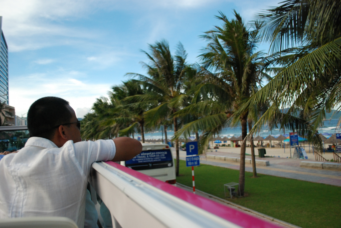 Du kh&aacute;ch c&oacute; cơ hội ngắm nh&igrave;n to&agrave;n cảnh th&agrave;nh phố từ tr&ecirc;n cao c&ugrave;ng&nbsp;Coco Bus Tour.