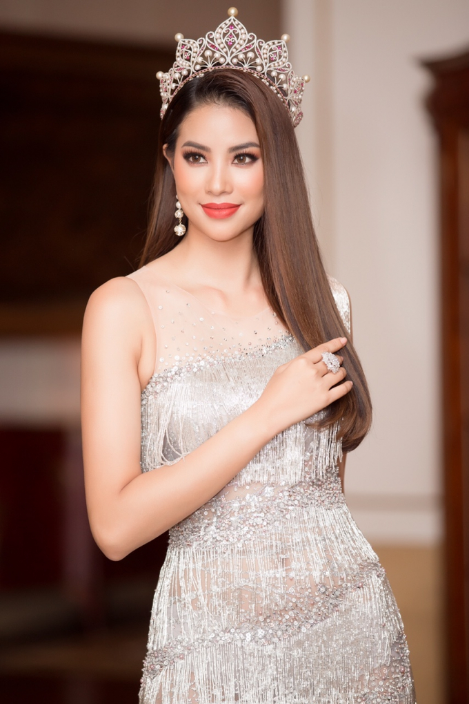 Cận cảnh vương miện Hoa Hậu Ho&agrave;n Vũ Việt Nam 2017 trị gi&aacute; 2,7 tỷ đồng