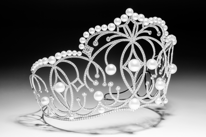 Vương miện được T&acirc;n Hoa Hậu Ho&agrave;n Vũ Việt Nam sở hữu sẽ mang đến vẻ đẹp hiện đại v&agrave; ấn tượng.&nbsp;