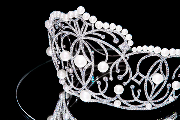 Cận cảnh vương miện Hoa Hậu Ho&agrave;n Vũ Việt Nam 2017 trị gi&aacute; 2,7 tỷ đồng