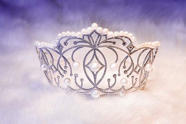 Cận cảnh vương miện Hoa Hậu Ho&agrave;n Vũ Việt Nam 2017 trị gi&aacute; 2,7 tỷ đồng