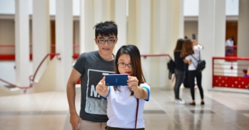 Sinh viên đua nhau tạo dáng tại toà nhà mới “cực chất” trường Kinh tế quốc dân