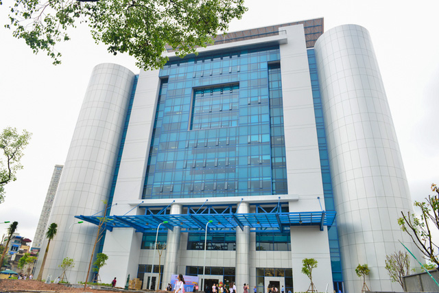 To&agrave; nh&agrave; mới được kh&aacute;nh th&agrave;nh sau 13 năm x&acirc;y dựng h&uacute;t rất nhiều bạn trẻ tới tham quan, chụp ảnh check-in, trong đ&oacute; c&oacute; cả những sinh vi&ecirc;n b&ecirc;n ngo&agrave;i trường Kinh tế quốc d&acirc;n cũng t&ograve; m&ograve; tới kh&aacute;m ph&aacute;.