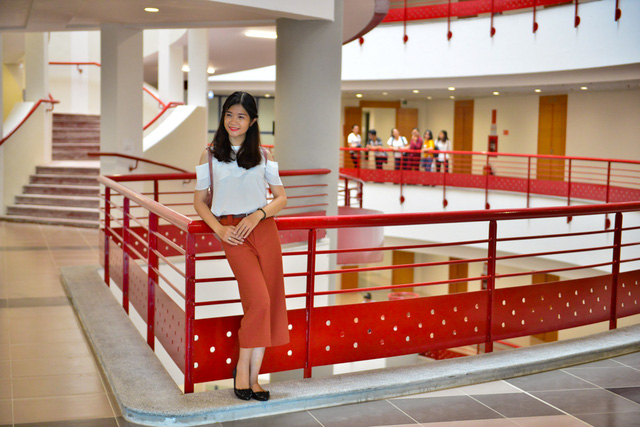 Kiến tr&uacute;c hiện đại, m&agrave;u sắc tươi trẻ của to&agrave; nh&agrave; khiến n&oacute; trở th&agrave;nh địa điểm đẹp, th&iacute;ch hợp để chụp ảnh lưu niệm.