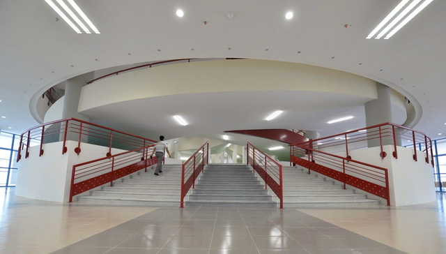 Dự kiến v&agrave;o th&aacute;ng 11 tới, trường ĐH Kinh tế quốc d&acirc;n sẽ Khai trương ch&iacute;nh thức to&agrave;n bộ c&ocirc;ng tr&igrave;nh Nh&agrave; trung t&acirc;m đ&agrave;o tạo, Thư viện điện tử, khối nh&agrave; h&agrave;nh ch&iacute;nh hiện đại nhất Việt Nam.