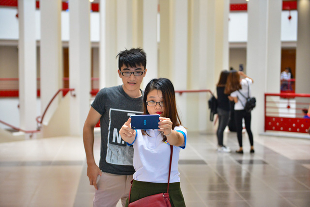 Giới sinh vi&ecirc;n H&agrave; Nội đổ x&ocirc; tới check-in tại to&agrave; kiến tr&uacute;c bắt mắt n&agrave;y