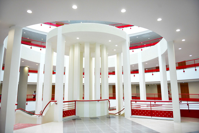 T&ocirc;ng m&agrave;u chủ đạo của to&agrave; nh&agrave; l&agrave; m&agrave;u trắng trải tr&ecirc;n to&agrave;n bộ c&aacute;c tầng, điểm xuyết chen giữa l&agrave; m&agrave;u đỏ tươi nổi bật của những lan can dọc h&agrave;nh lang.