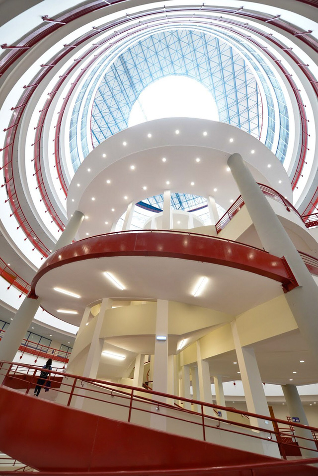 M&aacute;i v&ograve;m được thiết kế với một giếng trời lớn nhằm mục đ&iacute;ch mang đến nhiều nhất &aacute;nh s&aacute;ng tự nhi&ecirc;n cho to&agrave;n bộ kh&ocirc;ng gian b&ecirc;n trong t&ograve;a nh&agrave;.