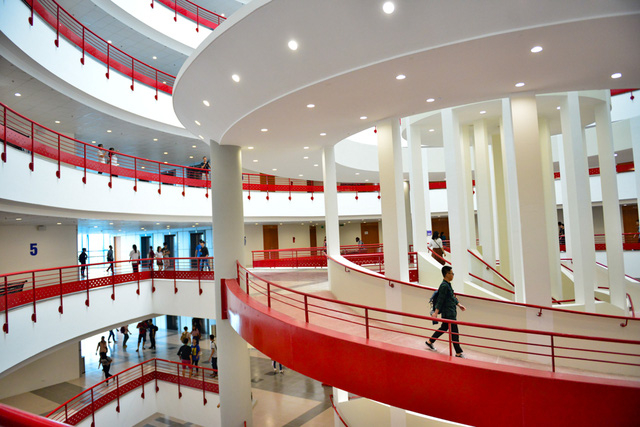 Cầu thang bộ thiết kế theo h&igrave;nh xoắn ốc mang đến hiệu ứng thị gi&aacute;c đẹp mắt v&agrave; độc đ&aacute;o.