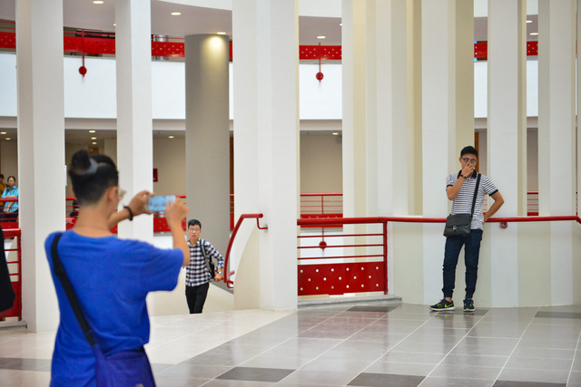 B&acirc;y giờ th&igrave; mọi g&oacute;c của trường học đều trở th&agrave;nh cảm hứng chụp ảnh của sinh vi&ecirc;n.