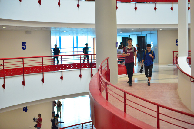 Đẹp v&agrave; hiện đại l&agrave; nhận x&eacute;t chung của sinh vi&ecirc;n về to&agrave; nh&agrave; mới của trường ĐH Kinh tế quốc d&acirc;n.