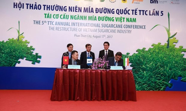 Đại diện l&atilde;nh đạo ng&agrave;nh đường TTC v&agrave; đại diện l&atilde;nh đạo Tập đo&agrave;n Mitr Phol k&yacute; bi&ecirc;n bản hợp t&aacute;c