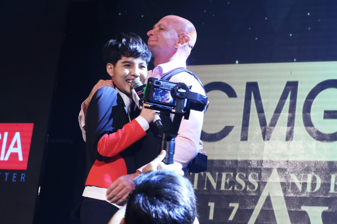 Hồ Ngọc H&agrave; đoạt giải thưởng Biểu tượng sắc đẹp của năm