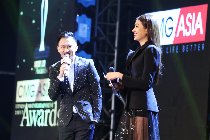 Hồ Ngọc H&agrave; đoạt giải thưởng Biểu tượng sắc đẹp của năm