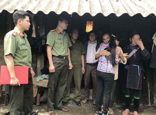 Em S&ugrave;ng Thị S đ&atilde; được đo&agrave;n tụ c&ugrave;ng gia đ&igrave;nh sau thời gian hơn 4 th&aacute;ng bị lừa b&aacute;n sang Trung Quốc .