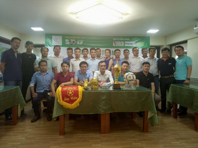 Đại diện c&aacute;c đội b&oacute;ng c&oacute; mặt tại buổi họp b&aacute;o.