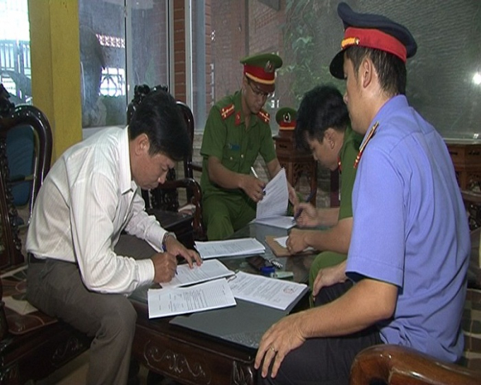 L&ecirc; Hữu Lam (&aacute;o trắng) bị cơ quan c&ocirc;ng an bắt tạm giam. (Ảnh: b&aacute;o Ph&aacute;p luật TP HCM)