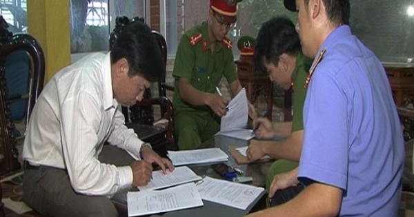 Huế: Bắt nguyên Giám đốc Trung tâm Tư vấn dịch vụ việc làm