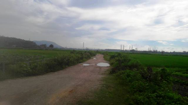 Đường dẫn v&agrave;o th&ocirc;n bị xe tải c&agrave;y xới (ảnh Đ&agrave;o Tấn).