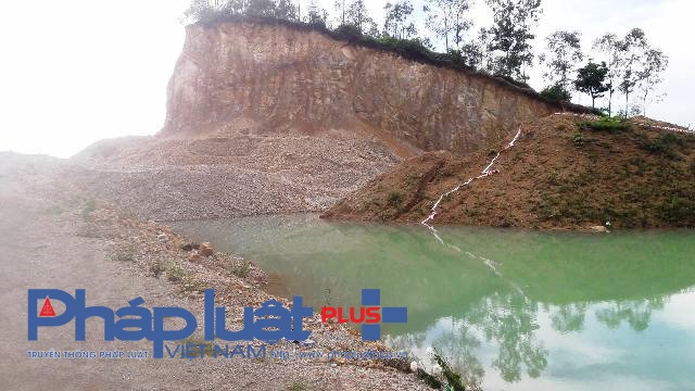 Mỏ đất tan hoang, nhấp nh&ocirc; sau khi m&aacute;y m&oacute;c rời đi (ảnh Đ&agrave;o Tấn).