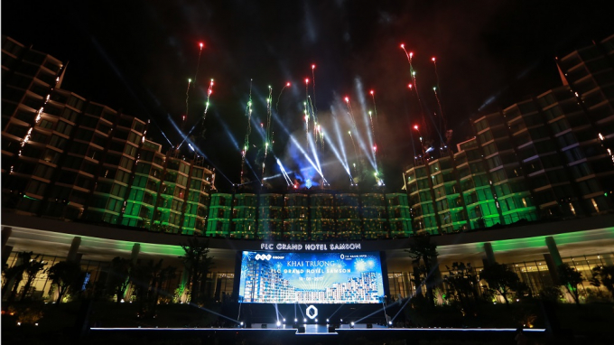 M&agrave;n bắn ph&aacute;o hoa v&agrave; biểu diễn &aacute;nh s&aacute;ng ch&agrave;o mừng ch&iacute;nh thức Khai trương FLC Grand Hotel Samson.