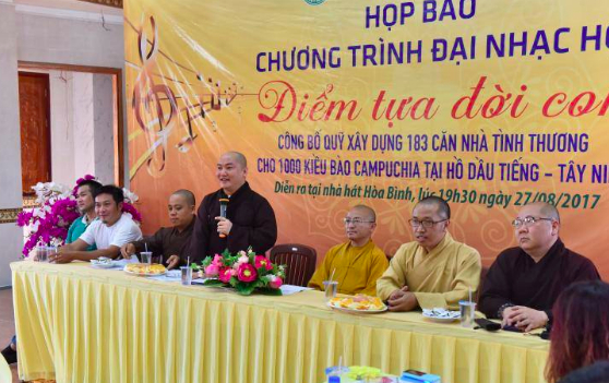 Trả lời c&aacute;c c&acirc;u hỏi của ph&oacute;ng vi&ecirc;n