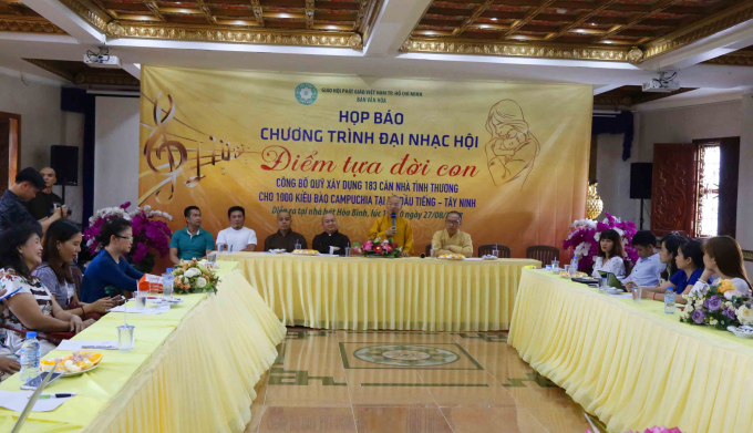 BTC v&agrave; c&aacute;c nh&agrave; b&aacute;o tham dự họp b&aacute;o c&ocirc;ng bố chương tr&igrave;nh.