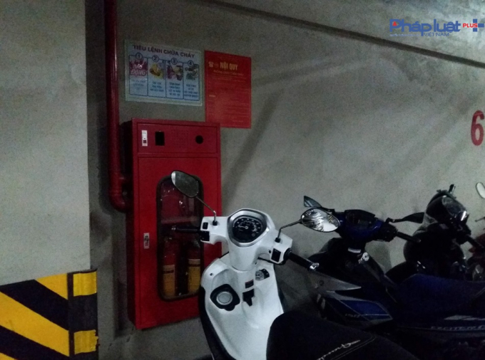 Xe m&aacute;y chắn hết c&aacute;c hộp chữa ch&aacute;y.