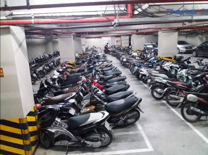 Dưới tầng hầm h&agrave;ng ngh&igrave;n chiếc xe được tr&ocirc;ng giữ h&agrave;ng ng&agrave;y