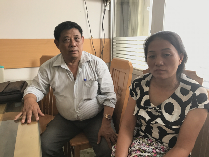 B&agrave; Nguyễn Thị B&iacute;ch Phượng v&agrave; &ocirc;ng Tạ Mi&ecirc;n Linh tr&igrave;nh b&agrave;y sự việc với ph&oacute;ng vi&ecirc;n.