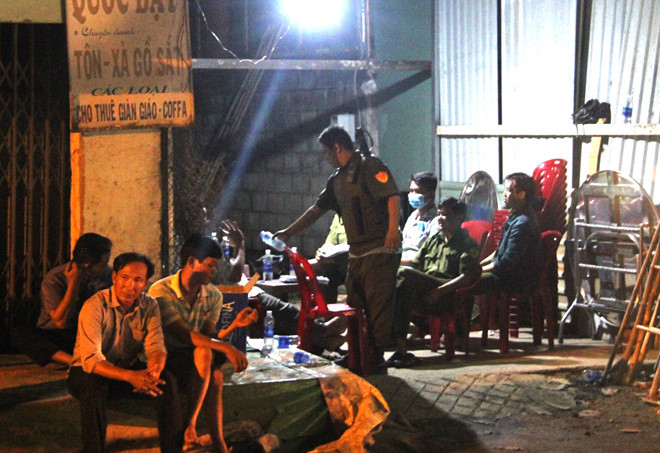 Cảnh s&aacute;t đến hiện trường điều tra vụ &aacute;n. (Ảnh: Zing.vn)