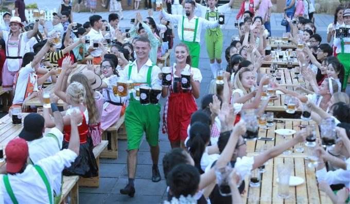 V&agrave; điều kh&ocirc;ng thể thiếu trong B&rsquo;estival 2017 l&agrave; những cốc bia thơm ngon của hai d&ograve;ng bia tươi Redrock v&agrave; Gauden &ndash; sản xuất ngay tại Việt Nam với c&ocirc;ng nghệ Đức.   Họ c&ugrave;ng n&acirc;ng ly, ch&uacute;c nhau v&agrave; c&ugrave;ng say với chất men nồng của 2 d&ograve;ng bia thơm ngon hảo hạng tại nh&agrave; h&agrave;ng Vườn Bia. &ldquo;Nhận ly bia s&aacute;nh v&agrave;ng từ b&agrave;n tay những c&ocirc; g&aacute;i xinh đẹp tươi vui trong kh&ocirc;ng kh&iacute; hội h&egrave; thế n&agrave;y, thật b&otilde; c&ocirc;ng tới B&agrave; N&agrave; Hills&rdquo;, anh Ho&agrave;ng Linh (TP.HCM) hồ hởi.