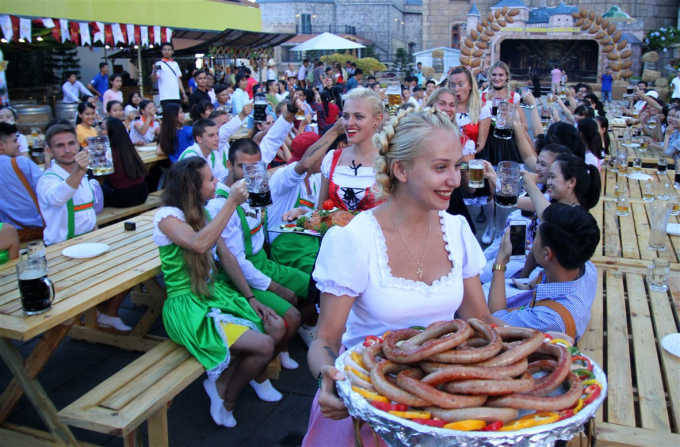 Kh&ocirc;ng chỉ đ&atilde; kh&aacute;t với hương vị bia tươi s&aacute;nh đậm, m&aacute;t lịm tr&ecirc;n đầu lưỡi, du kh&aacute;ch c&ograve;n được thưởng thức những m&oacute;n ăn thơm ngon, hấp dẫn như x&uacute;c x&iacute;ch Đức, thăn b&ograve; quay bỏ l&ograve;, đ&ugrave;i b&ecirc; đ&uacute;t l&ograve; sốt ti&ecirc;u, tỏi g&agrave; quay bỏ l&ograve;, đ&ugrave;i g&agrave; đ&uacute;t l&ograve; sốt kem nấm, nấm heo sữa nướng muối ớt, heo xi&ecirc;n nướng bia,...   Hương thơm tỏa ra từ những gian h&agrave;ng đồ ăn b&agrave;y b&aacute;n ngay tại quảng trường Du D&ocirc;me v&ocirc; c&ugrave;ng quyến rũ, khiến bữa ăn ng&agrave;y hội th&ecirc;m tr&ograve;n vị.