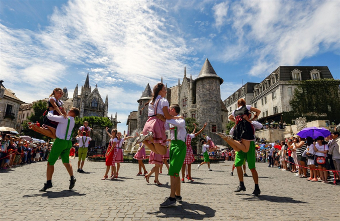 Gia vị kh&ocirc;ng thể&nbsp; thiếu trong lễ hội B&rsquo;estival tại B&agrave; N&agrave; Hills l&agrave; &acirc;m nhạc v&agrave; vũ điệu. Những vũ c&ocirc;ng chuy&ecirc;n nghiệp đến từ ch&acirc;u &Acirc;u trong trang phục lễ hội sặc sỡ lu&ocirc;n khuấy động kh&ocirc;ng gian l&agrave;ng Ph&aacute;p bằng những điệu nhảy cuồng nhiệt.