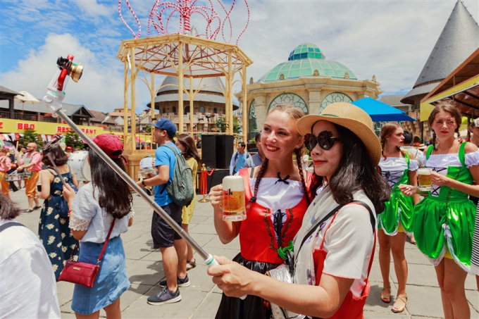 Điều đặc biệt l&agrave; tại B&rsquo;estival, du kh&aacute;ch đ&atilde; trở th&agrave;nh một phần của lễ hội, được trải nghiệm, vui chơi, reo h&ograve; c&ugrave;ng c&aacute;c vũ c&ocirc;ng. Kh&ocirc;ng kh&iacute; rộn r&agrave;ng, s&ocirc;i động &ldquo;h&uacute;t&rdquo; cả c&aacute;c em nhỏ cũng &ldquo;say&rdquo;theo bước ch&acirc;n nữ vũ c&ocirc;ng xinh đẹp.