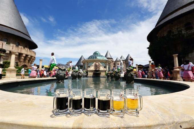 Điểm mới của B&rsquo;estival 2017 năm nay l&agrave; c&oacute; c&aacute;c gian h&agrave;ng cho thu&ecirc; v&agrave; b&aacute;n những bộ trang phục lễ hội truyền thống. Du kh&aacute;ch tha hồ tận hưởng niềm vui khi được kho&aacute;c tr&ecirc;n m&igrave;nh những bộ đồ lễ hội sặc sỡ để nhảy m&uacute;a v&agrave; để check &ndash; in, ghi lại những khoảnh khắc &ldquo;vui kh&ocirc;ng khoảng c&aacute;ch&rdquo; tại B&agrave; N&agrave; Hills.    Diễn ra lần thứ hai, nhưng năm nay Lễ hội bia B&rsquo;estival được tổ chức với quy m&ocirc; ho&agrave;nh tr&aacute;ng hơn, thời gian k&eacute;o d&agrave;i hơn. Đ&acirc;y sẽ l&agrave; sự kiện được tổ chức thường ni&ecirc;n, l&agrave;m n&ecirc;n &ldquo;đặc sản&rdquo; của khu du lịch ngập tr&agrave;n sắc m&agrave;u lễ hội tr&ecirc;n đỉnh B&agrave; N&agrave;./.