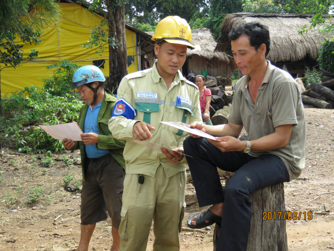 Chi đo&agrave;n Truyền tải điện Đắk Lắk trao qu&agrave; quy&ecirc;n g&oacute;p ủng hộ cho học sinh