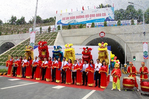 Cắt băng th&ocirc;ng hầm Đ&egrave;o Cả.