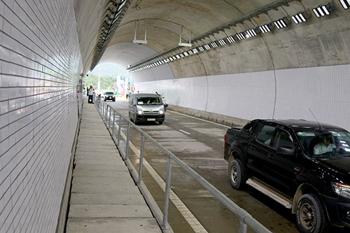 B&ecirc;n trong hầm Đ&egrave;o Cả.